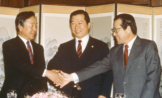 김종필 전 국무총리가 23일 오전 8시 15분 별세했다. 향년 92세. 사진은 1989년 당시 김대중 평민당(가운데), 김영삼 민주당(왼쪽), 김종필 공화당 총재가 서울 가든호텔에서 회동을 갖고 특위정국 마무리 등 새해 정국운용에 대해 논의하기 앞서 악수하는 모습. <연합뉴스>